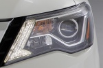 Picture of a 2018 Nissan Pathfinder Platinum's Headlight