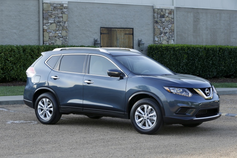Picture of a 2015 Nissan Rogue SL AWD in Arctic Blue Metallic from a front right three-quarter perspective