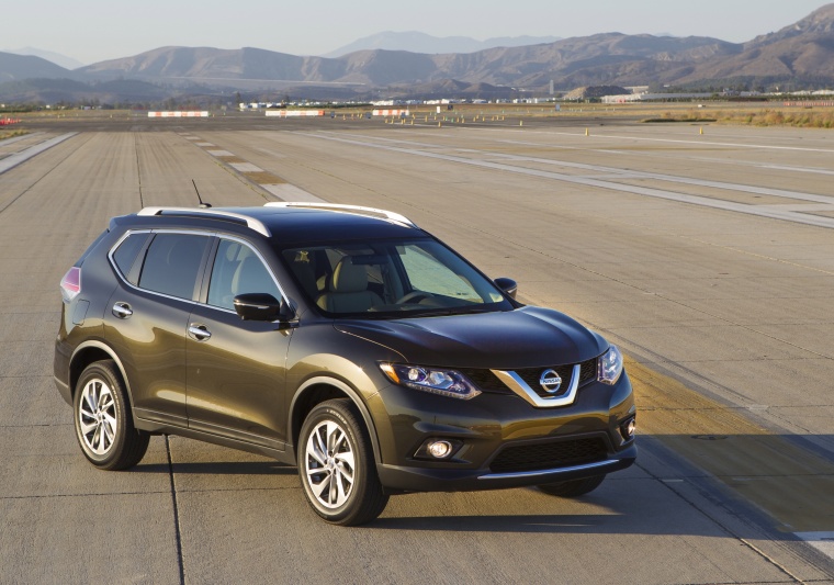 Picture of a 2015 Nissan Rogue SL AWD in Super Black from a front right three-quarter perspective