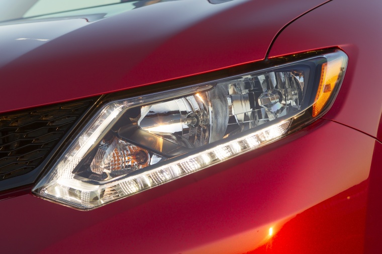 Picture of a 2016 Nissan Rogue SL AWD's Headlight