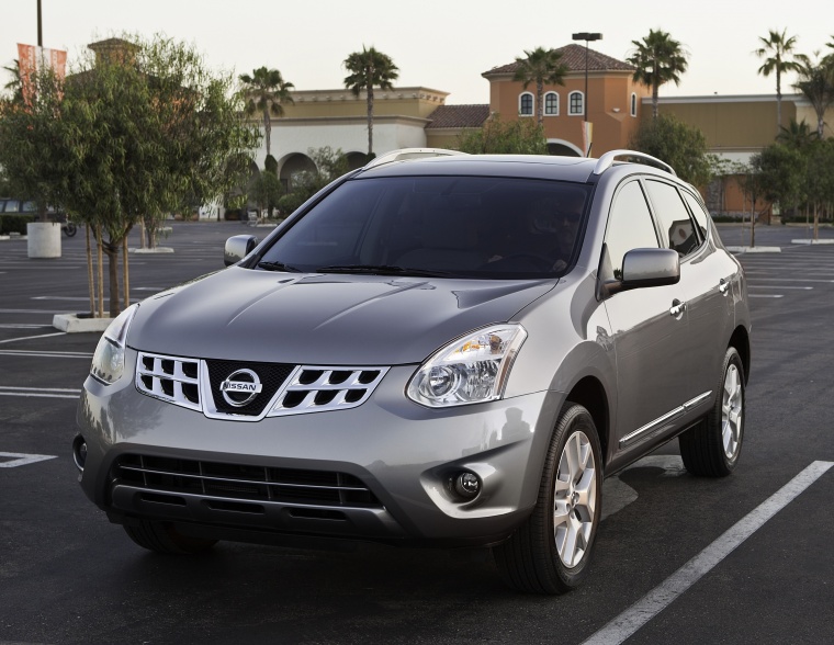 Picture of a 2014 Nissan Rogue Select in Platinum Graphite from a front left perspective