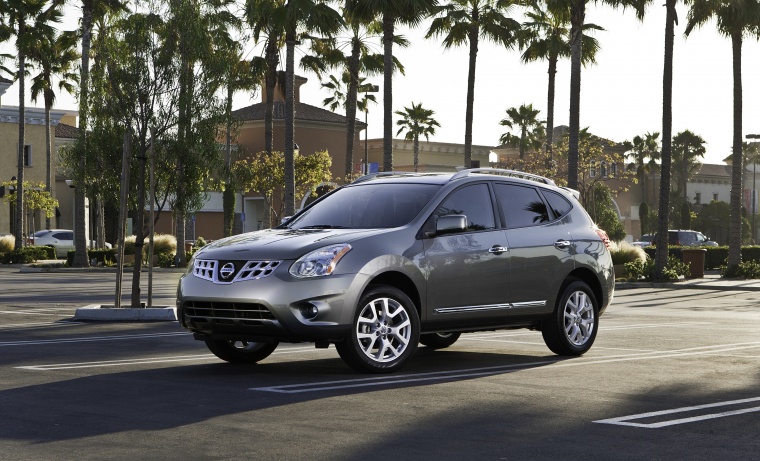 Picture of a 2014 Nissan Rogue Select in Platinum Graphite from a front left three-quarter perspective