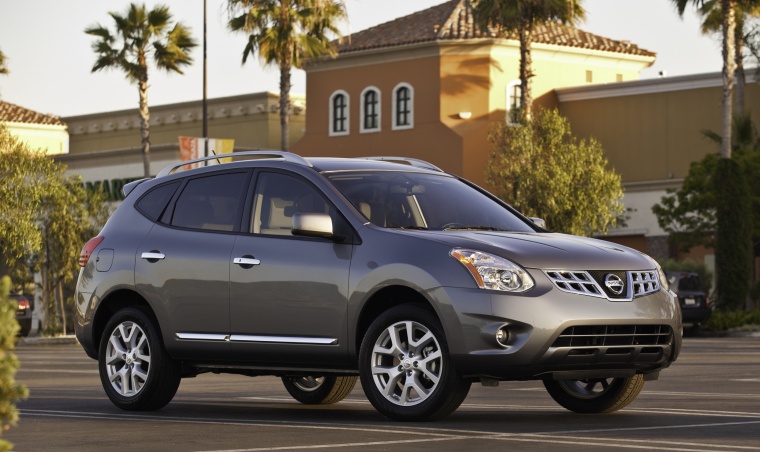 Picture of a 2015 Nissan Rogue Select in Platinum Graphite from a front right three-quarter perspective