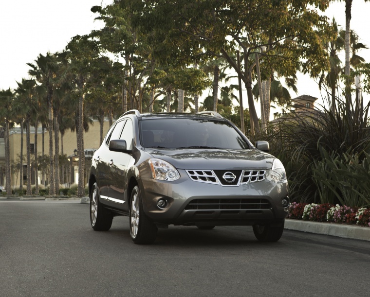 Picture of a driving 2015 Nissan Rogue Select in Platinum Graphite from a frontal perspective